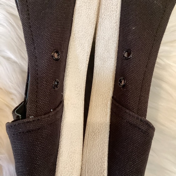 Tom’s slip on shoe Woman’s 7.5 black with white soles slightly used - Picture 10 of 16